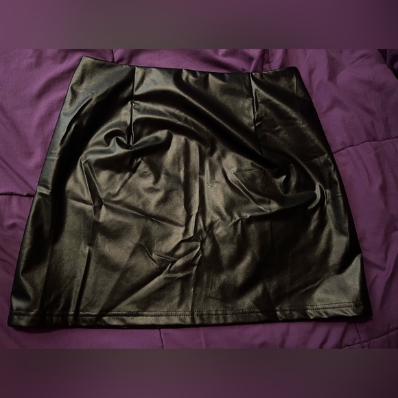 NWOT Black mini skirt - Picture 3 of 4